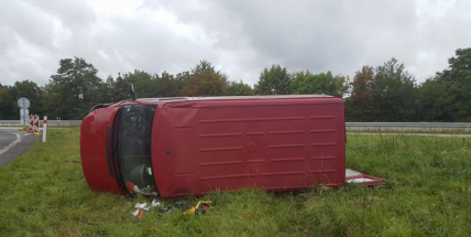 Právě teď: Dodávka skončila na dálnici D4 mimo komunikaci