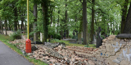 Hřbitovní zeď na Březových Horách se zřítila