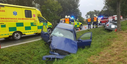 Aktuálně: Čelní střet dvou vozidel zastavil dopravu na Strakonické. Mezi zraněnými je i nezletilá holčička. V místě přistává vrtulník!