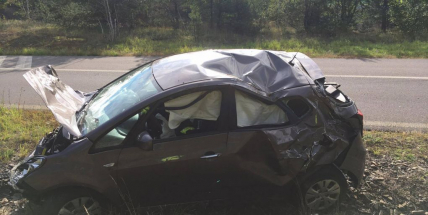 PRÁVĚ TEĎ: Vážná nehoda automobilu na D4. Řidička převrátila vůz na střechu a přerazila dva stromy