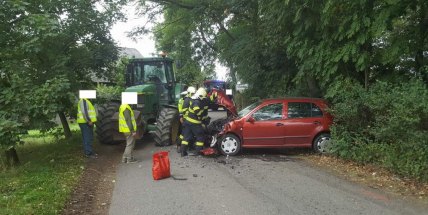 Pozor u Tušoviček, traktor zdemoloval osobní vůz