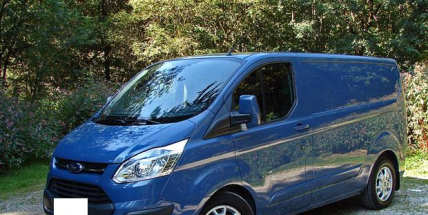 Zloděj odcizil dodávku i s držáky na motocykly.