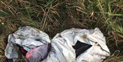 Lidská zrůda! Zabalil psa do hadrů a odhodil