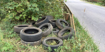Neznámý vandal si nedaleko obce Bytíz udělal soukromou skládku pneumatik