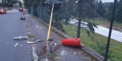 Právě teď: Řidička osobního vozu přehlédla při úhybném manévru sloup veřejného osvětlení