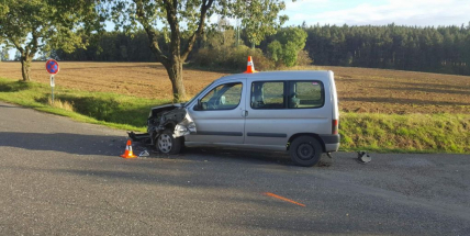Aktuálně: U Jesenice došlo k dopravní nehodě dvou osobních vozidel s autobusem