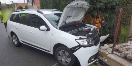 Právě teď: V Holšinách zdemoloval osobní vůz plot, řidiče odvezla sanitka