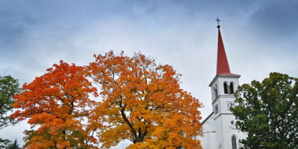 Bohutínský kostel nyní potkáte v barvách podzimu