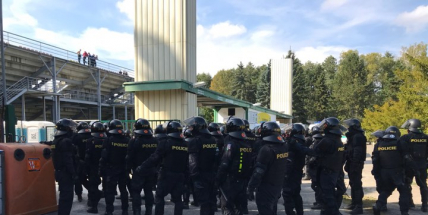 Stadion Na Litavce obsadili policisté i výtržníci