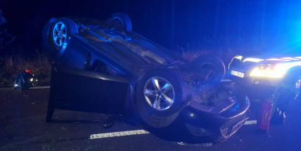 Hlavní tah na Sedlčany uzavřen! U Obor skončilo auto na střeše