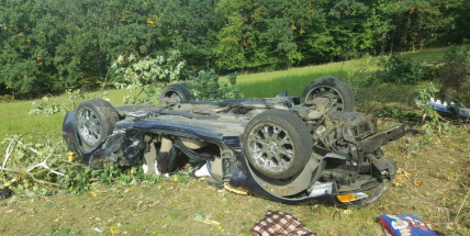 Aktuálně: Po nehodě zůstalo auto na střeše, zaklíněného řidiče museli vyprostit hasiči