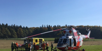 Právě teď: U Věšína se srazil motorkář s osobním automobilem, zasahuje zde vrtulník