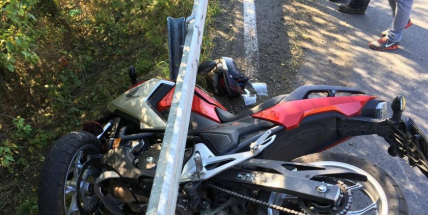 Aktuálně: U Třebska došlo ke střetu osobního vozu s motocyklem, po  300 metrech další nehoda