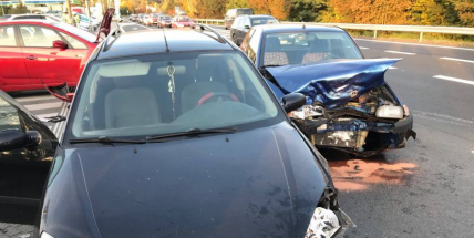 Srážka tří vozů komplikuje průjezd Evropskou ulicí v Příbrami