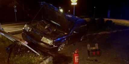 V noci najela Octavia do betonových obrubníků ve Věšíně