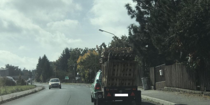 FOTO DNE: Příbramský „Macura" veze dům na vozíku