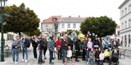 Pochodu Příbramí v rámci Mezinárodního týdne nošení dětí se historicky poprvé zúčastnil muž