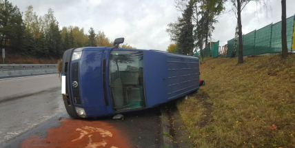 Aktuálně: Na dálnici D4 skončila dodávka na boku