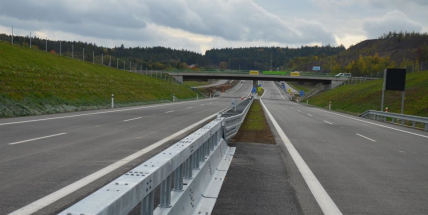 Po novém obchvatu Dubence se už dnes projely první automobily, natočili jsme nový úsek před otevřením