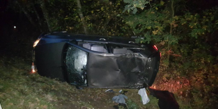 Právě teď: Řidička "na padesátce" skončila mimo komunikaci v protisměru