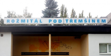 Vandal, který poničil autobusovou zastávku v Rožmitále pod Třemšínem byl dopaden