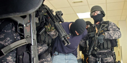 Video: Zadržení skupiny dealerů drog v Příbrami