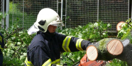 Silný vítr zaměstnal středočeské hasiče