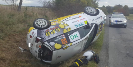 Právě teď: Závodní vůz na Rally Příbram skončil na střeše