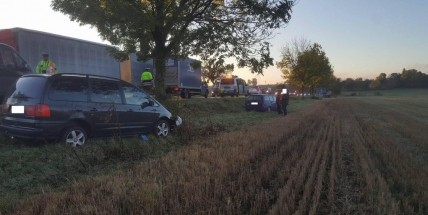 Aktuálně: U Milína skončily dva vozy po srážce mimo komunikaci