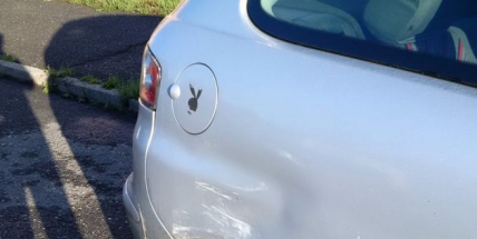 Naboural stojící auto a ujel