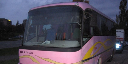 Neznámý pachatel se vloupal do autobusu. Policisté hledají svědky