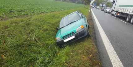 U Lázu skončil osobní vůz mimo komunikaci