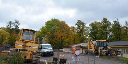 Výstavba nového parkoviště u Oblastní nemocnice Příbram právě začala