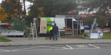 Město začalo s instalací nových zastávek