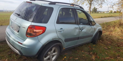 Právě teď: U Chraštiček narazilo auto do stromu