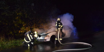 Auto odstavené u silnice na Dubně někdo úmyslně zapálil