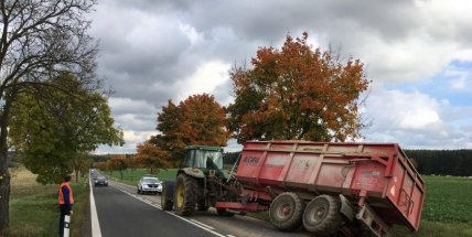 Právě teď: Traktor s vlekem mimo komunikaci blokuje jízdní pruh u Lázu