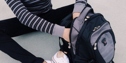 Děti často nosí moc těžké školní tašky