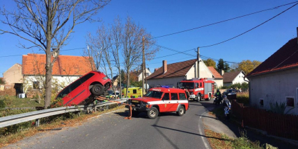 Právě teď: Řidič Renaultu vyjel na svodidla a skončil zaklíněný nad rybníkem