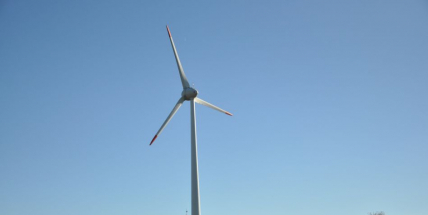 Víte, že na hranici Plzeňského kraje a Příbramska stojí větrná elektrárna?