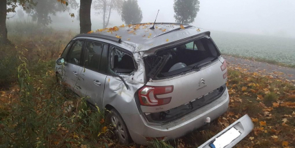 Aktuálně: U Zalužan narazil osobní vůz do stromu