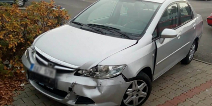 Řidiči se neshodli při parkování, odnesly to plechy