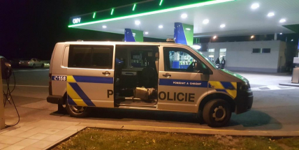 Loupežné přepadení pošty! Maskovaný lupič se nechal odvézt taxíkem