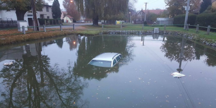 Právě teď: U Březnice skončil osobní vůz v požární nádrži.