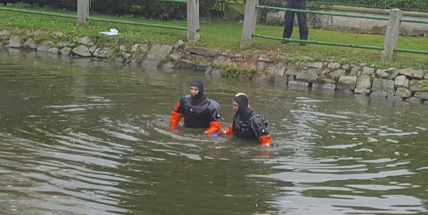 Video: Vyproštění osobního vozu z požární nádrže