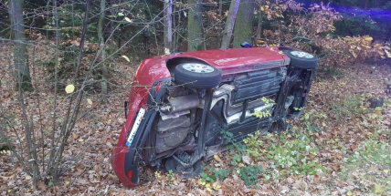 Aktuálně: Řidička nezvládla průjezd pravotočivou zatáčkou, skončila s vozem mimo komunikaci