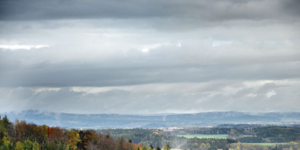 Pohled na vrch Třemšín z rozhledny na vrchu Chlum v Chanovicích