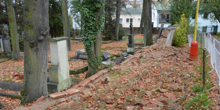 Spor o to, kdo opraví spadlou zídku na Březových Horách stále trvá