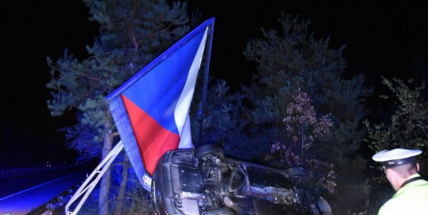 Superb vyjel po srážce s jelenem na D4 z dálnice a naboural do billboardu