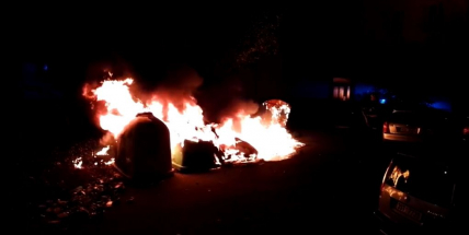 Video: Hasiči v noci zasahovali u požáru kontejnerů v Příbrami